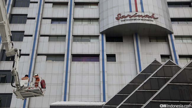 Petugas Pemadam kebakaran berusaha memadamkan api di lantai 14  gedung pusat perbelanjaan Sarinah, Jakarta, Kamis 15 Oktober 2015. Sekitar 21 mobil pemadam kebakaran dikerahkan ke lokasi untuk memadamkan api. CNN Indonesia/Adhi Wicaksono.
