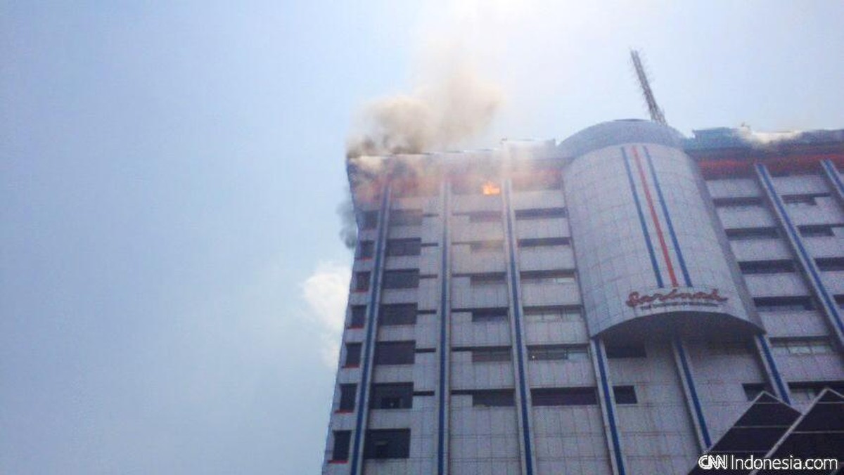 Saat Petugas Selamatkan Pencakar Langit Pertama di Jakarta