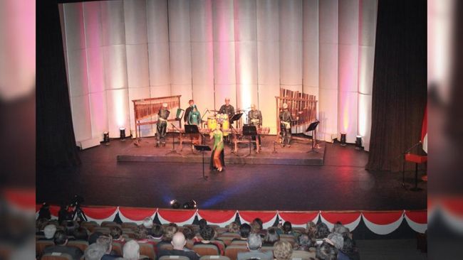 Angklung dipentaskan dalam acara malam budaya memeringati 50 tahun hubungan diplomatik Indonesia dengan Chile.