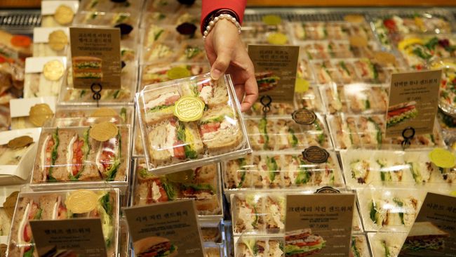 Banyak maskapai penerbangan di AS yang meniadakan menu gratis setelah terjadi krisis moneter pada 2007.