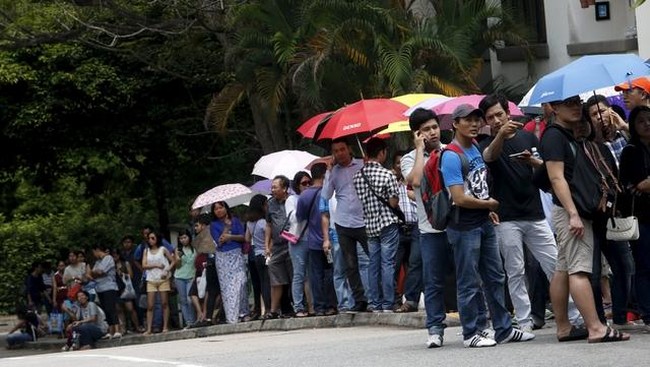 Ratusan warga Myanmar berbaris di luar Kedutaan Besar Myanmar di Singapura pada Kamis (15/10) untuk berpartisipasi dalam pemilu umum.