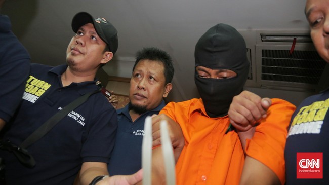 Tersangka HK membunuh ibu dan anaknya setelah terpergok hendak mencuri. Tersangka tertangkap setelah sepekan kabur dari kejaran petugas.