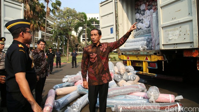 Peredaran bahan tekstil yang diimpor secara ilegal makin marak beredar di pasar dalam negeri. Hal ini bikin membuat Presiden Joko Widodo kesal.