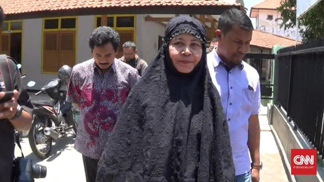 Dinilai tak patuhi proses hukum bekas Bupati Kendal Siti Nurmakesi ditangkap tim Kejaksaan Negeri Kendal di Bandara Soekarno-Hatta, usai ibadah haji.