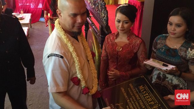 Penggawa grup band Dewa ini menduga dua hal membuat tempat karaokenya di Sarinah, Jakarta, dilalap si jago merah, kemarin (15/10).
