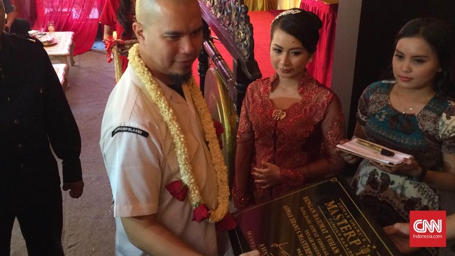 Bakal calon gubernur Jakarta, musisi Ahmad Dhani, mulai bermanuver jelang Pilkada 2017. Dia menyambangi kawasan prostitusi Kalijodo yang hendak dibongkar Ahok.