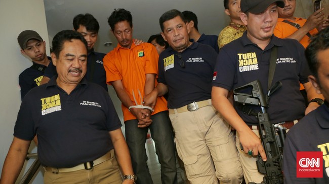 Karena dipergoki oleh korban, tersangka HK panik dan membunuh dua korban. Dia hanya sempat membawa satu telepon genggam korban sebelum kabur dari rumah. 