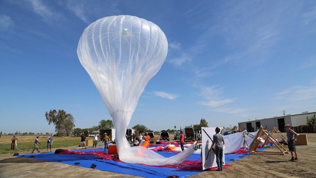 Sebuah operator seluler berkata telah menerbangkan balon Google untuk uji teknis, tapi Menkominfo Rudiantara berkata masih tunggu izin Kemenhub.