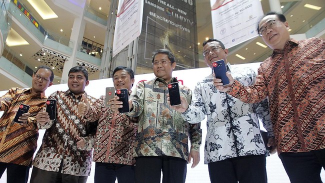 Dari data dari 15,5 juta rumah tangga yang menerima dana bantuan langsung, 70 persen diantaranya punya ponsel.