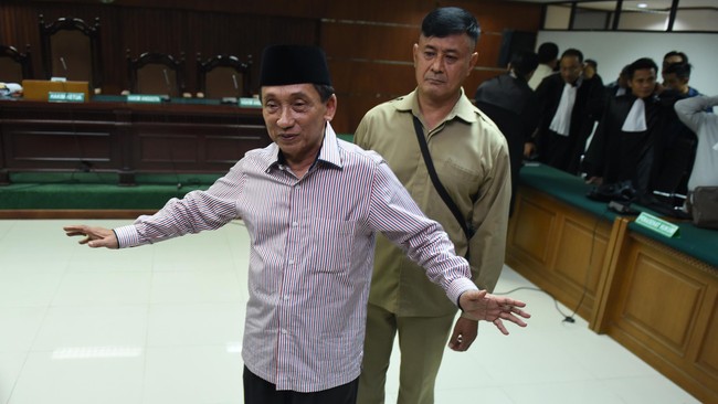 Fuad Amin Imron bakal menjalani sidang putusan yang sempat tertunda di Pengadilan Tipikor, Jakarta, Senin (19/10), siang.
