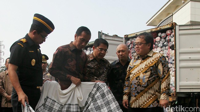 Oknum TNI AL diduga menjadi penyelundup empat kontainer berisi produk tekstil impor ilegal asal China dan terancam penjara 10 tahun.