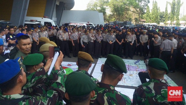 Kepolisian Resor Jakarta Selatan telah mengamankan sepuluh orang yang diduga sebagai simpatisan The Jakmania terkait aksi penyerangan mobil dan bus berpelat D.