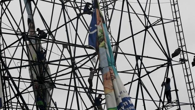 Pemerintah Filipina memaksa ribuan warga pesisir dan dataran rendah untuk mengungsi untuk menghindari korban jiwa akibat badai Koppu yang kuat.