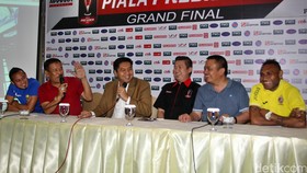 'Maaf Persib, Lemari Kami Penuh Piala'