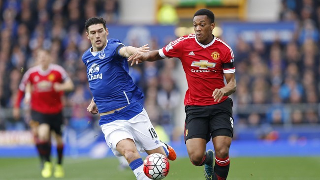 Morgan Schneiderlin, Ander Herrera, dan Bastian Schweinsteiger bermain solid di lapangan tengah Manchester United saat melakoni laga tandang ke Goodison Park.