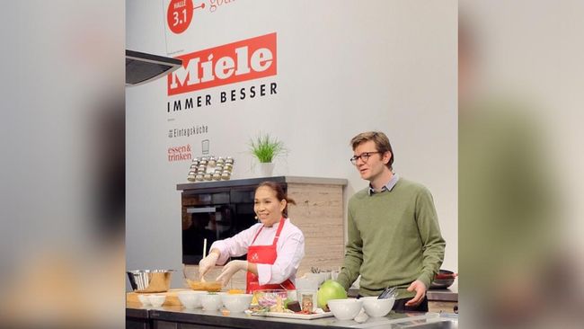 Bubur sumsum racikan chef Petty Elliot menjadi primadona dalam Frankfurt Book Fair (FBF). Panacotta ala Indonesia itu sukses memanjakan lidah para pengunjung.