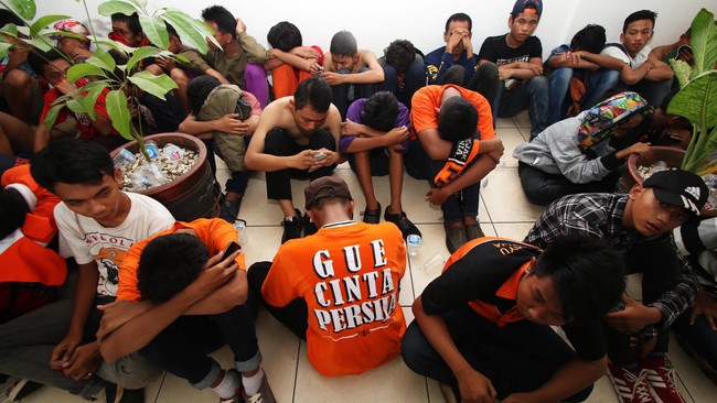 Polda Metro Jaya mengamankan Sekjen The Jakmania berinisial F (37) yang diduga telah menyebarkan informasi provokatif melalui akun Twitter.