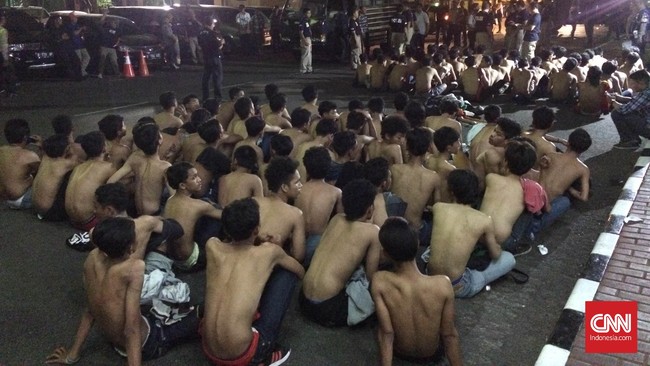 Lebih dari 1000 orang diamankan polisi di Mabes Polda Metro Jaya karena terlibat aksi pelemparan, perusakan, dan kericuhan di sekitar SUGBK.