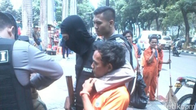 Selain mengintimidasi, aparat merampas alat kerja jurnalis serta menghapus paksa foto dan video pemukulan suporter yang terekam kamera para jurnalis.