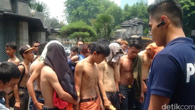Belum diketahui siapa pemilik lima bom molotov itu. Selain bom molotov, petugas Polres Bekasi Kota juga menemukan kantong plastik berisi paku.