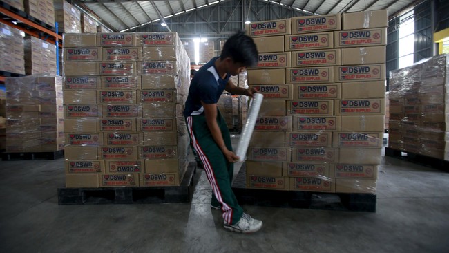 Topan Koppu dengan kecepatan angin 175 km per jam menerjang timur laut Filipina, menghancurkan rumah-rumah dan menyebabkan 10 ribu warga dievakuasi.