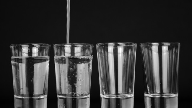 Air putih bisa diminum kapan pun saat haus. Namun, ada waktu tertentu di mana air putih memberikan manfaat maksimal. Berikut waktu terbaik minum air putih.