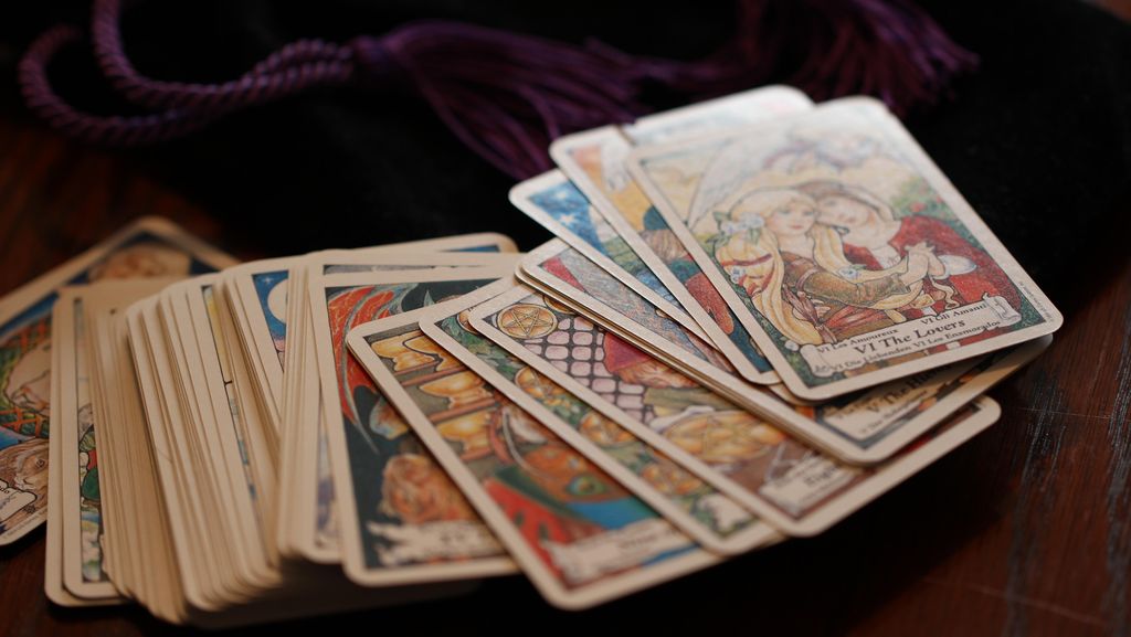 Tarot dan Manusia yang Selalu Ingin Tahu Nasibnya