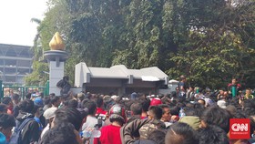 Telat Satu Jam, Antre Tiket Persib vs Sriwijaya Ricuh