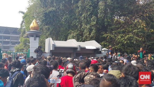 Kegagalan panitia menepati janji untuk membuka loket penjualan tiket membuat para pengantre jadi tak sabar dan menimbulkan kericuhan.