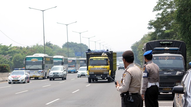 Pola pengamanan yang dilakukan Kepolisian meliputi pengaturan, penjagaan, pengawalan, patroli, penerangan lalu lintas, dan rekayasa lalu lintas.