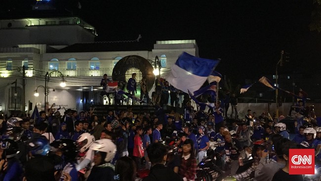 Sama halnya seperti November tahun lalu ketika Persib menjuarai ISL 2014, malam ini publik kota Bandung berpesta menyambut kemenangan di final