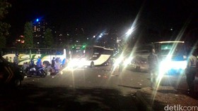 Bus-bus yang Membawa Bobotoh Pulang dengan Kawalan Polisi