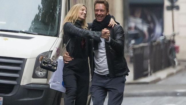 Chris Martin Lupakan J-Law demi Annabelle? Sang vokalis grup band asal Inggris Coldplay dikabarkan tengah menjalin hubungan cinta dengan bintang film horor Annabelle.