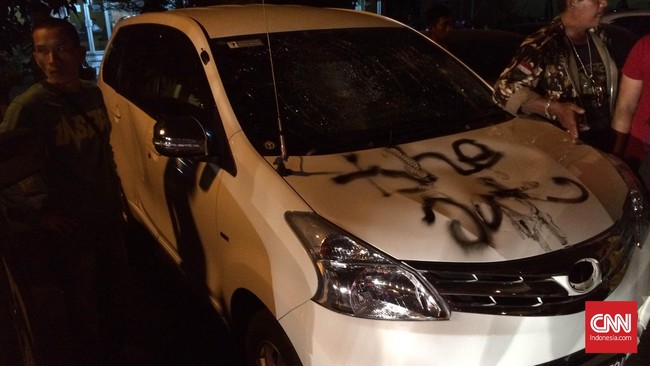Sebuah mobil pelat D menjadi korban aksi ricuh sekelompok pemuda di daerah Grogol. Tak ada korban dalam peristiwa tersebut.