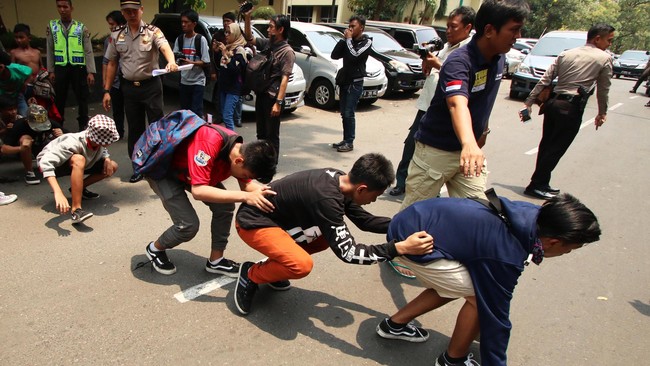 Menurut Kapolda Metro Jaya Inspektur Jenderal Tito Karnavian, 39 orang ini sudah jadi tersangka. Mereka ditangkap selama tiga hari operasi.