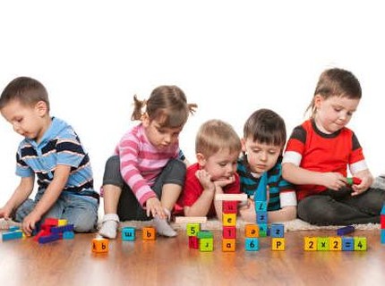Menumbuhkan Kreativitas Anak Itu Bukan dengan Membanjiri Mainan