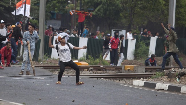 Badrodin memerintahkan Kapolda Metro Jaya Inspektur Jenderal Tito Karnavian untuk mengejar aktor intelektual yang diduga merancang kekacauan itu.