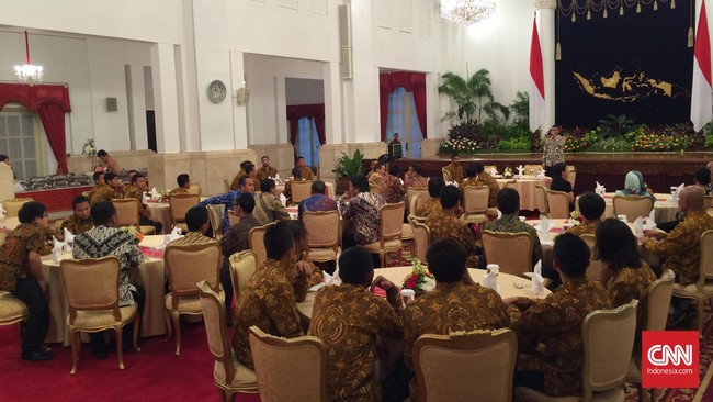 Presiden Jokowi menerima pendapat tentang kompetisi serta organisasi sepak bola nasional dari perwakilan peserta Piala Presiden yang hadir di Istana Negara.