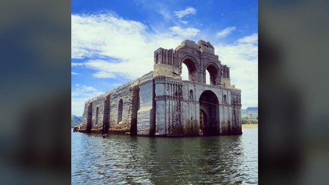 Masalah kekeringan di Meksiko membuat sisa bangunan gereja atau The Temple of Santiago seolah bangkit dari kubur dan muncul ke permukaan.
