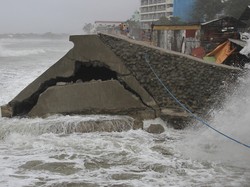 Penampakan Jalan di Filipina yang Rusak Akibat Topan Fung-wang