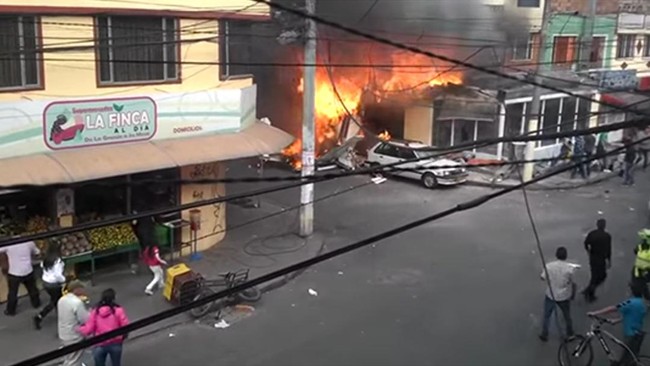 Pesawat itu jatuh hanya selang tiga menit setelah tinggal landas dari bandara setempat. Lima orang tewas dan tujuh orang terluka, dua di antaranya kritis.