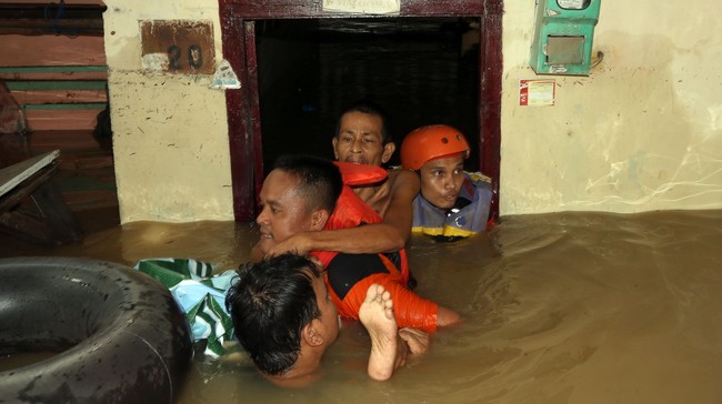 Beberapa penyakit menular akut rentan hinggap selama musim hujan. Penyakit tersebut di antaranya diare, Infeksi Saluran Pernafasan Akut dan pneumonia.