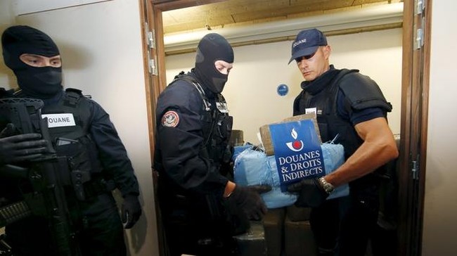 Polisi Perancis menyita lebih dari tujuh ton ganja dari tiga van sewaan yang diparkir di sebuah jalan di Paris, penyitaan terbesar dalam dua tahun terakhir.