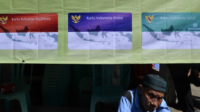 Ratusan Kartu Indonesia Pintar (KIP) ditemukan dalam sebuah karung di tempat laundry yang terletak di Kecamatan Sukolilo, Kota Surabaya.