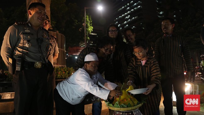 Di ranah politik, konstelasi dan dinamika terjadi dengan adanya dua kubu partai yang menamakan diri Koalisi Merah Putih dan Koalisi Indonesia Hebat.