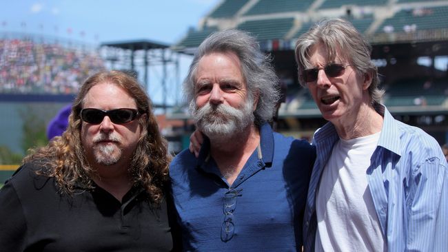 Personel band Grateful Dead, Phil Lesh bersyukur kanker yang diidapnya belum tergolong parah. Tetap saja dia harus beristirahat dan membatalkan konser.