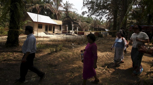 Warga dan LSM di Aceh Singkil mengadukan 13 izin pendirian rumah ibadah yang dinyatakan tak berlaku oleh Forum Kerukunan Umat Beragama di daerah mereka.