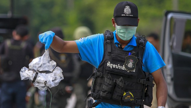 Sebuah bom meledak di pasar Nong Chik, Provinsi Pattani, Thailand dan menewaskan dua orang termasuk seorang remaja berusia 14 tahun.