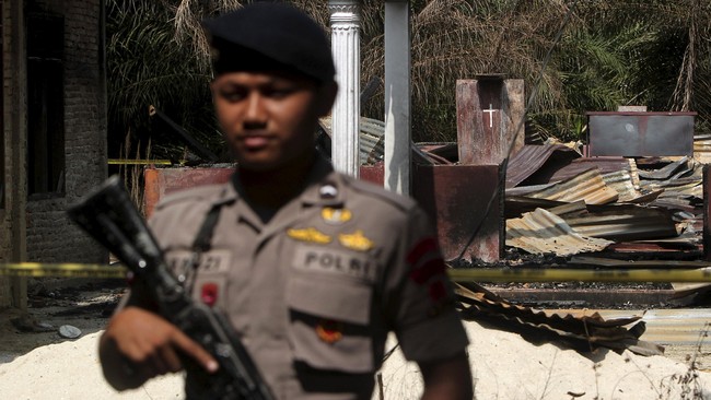 Konflik sosial diharapkan selesai dengan cara musyawarah, bukan di pengadilan. Karena itu Dewan Kerukunan Nasional dibentuk oleh pemerintah.