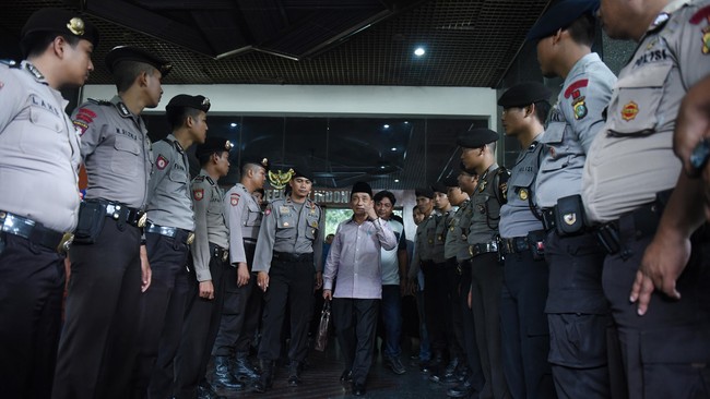 Jaksa kecewa atas keputusan majelis hakim yang menyatakan terdakwa terbukti tindak pidana pencucian uang tetapi aset-aset terdakwa dikembalikan.